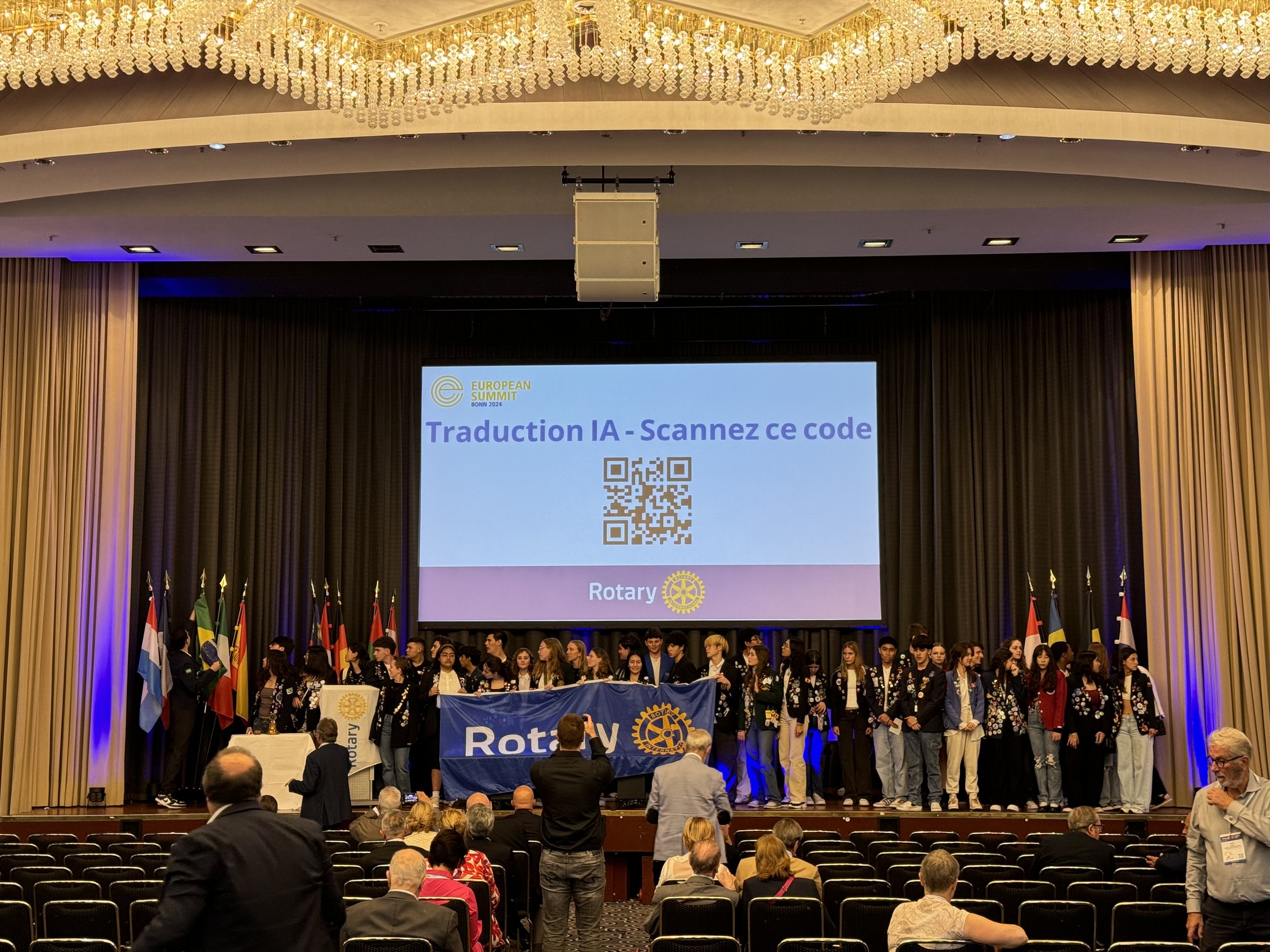 Bühne des Rotary European Summit 2024 mit QR-Code für die Live-Übersetzung